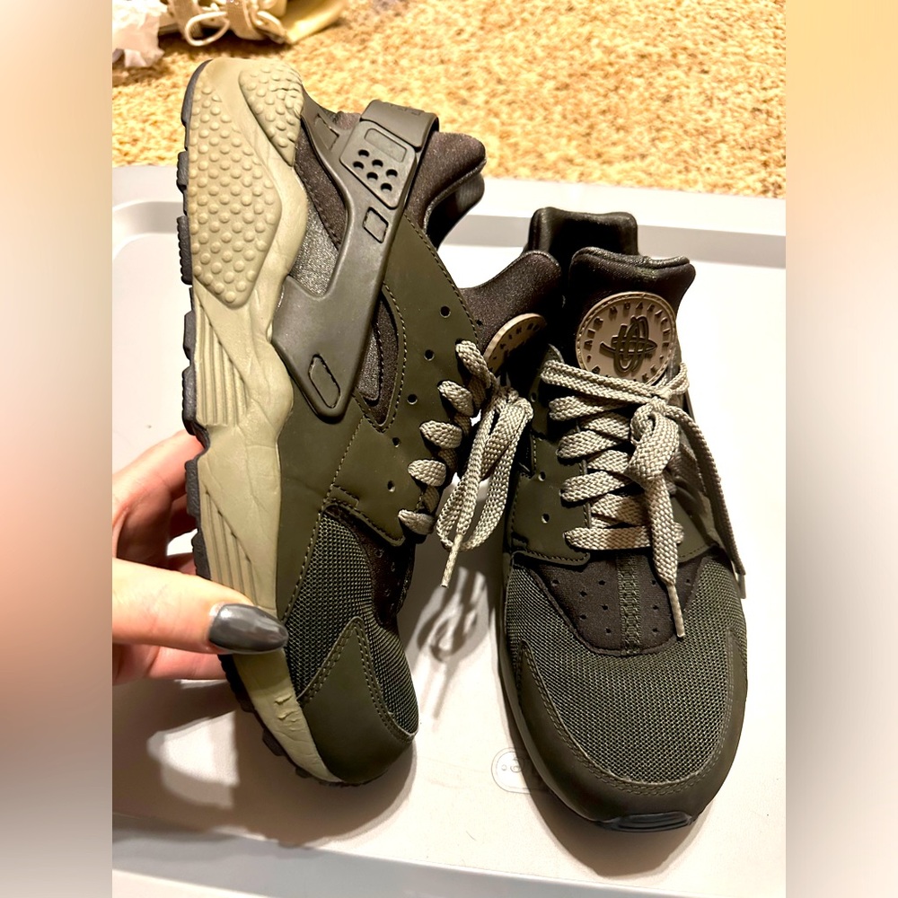 Hunter green Nike Huaraches size 10